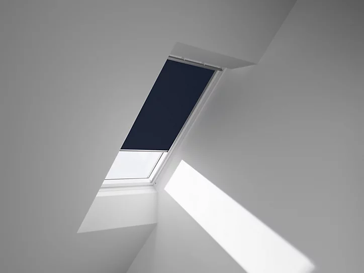 Store occultant fenêtre de toit Velux DKL S06 bleu