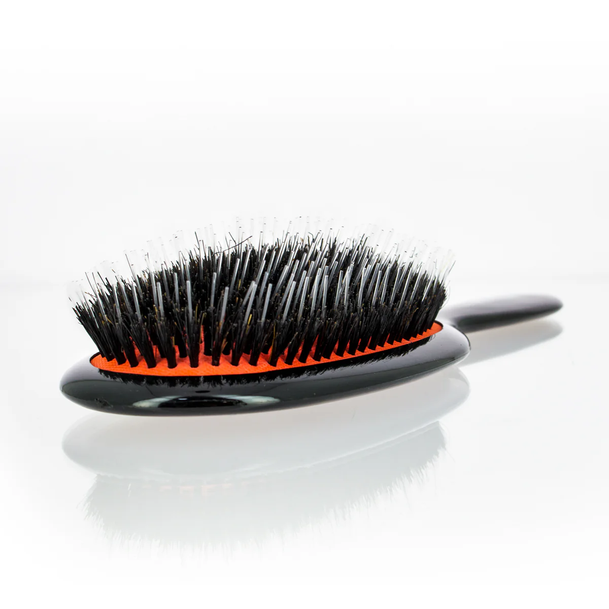 Brosse pneumatique avec poils mixtes