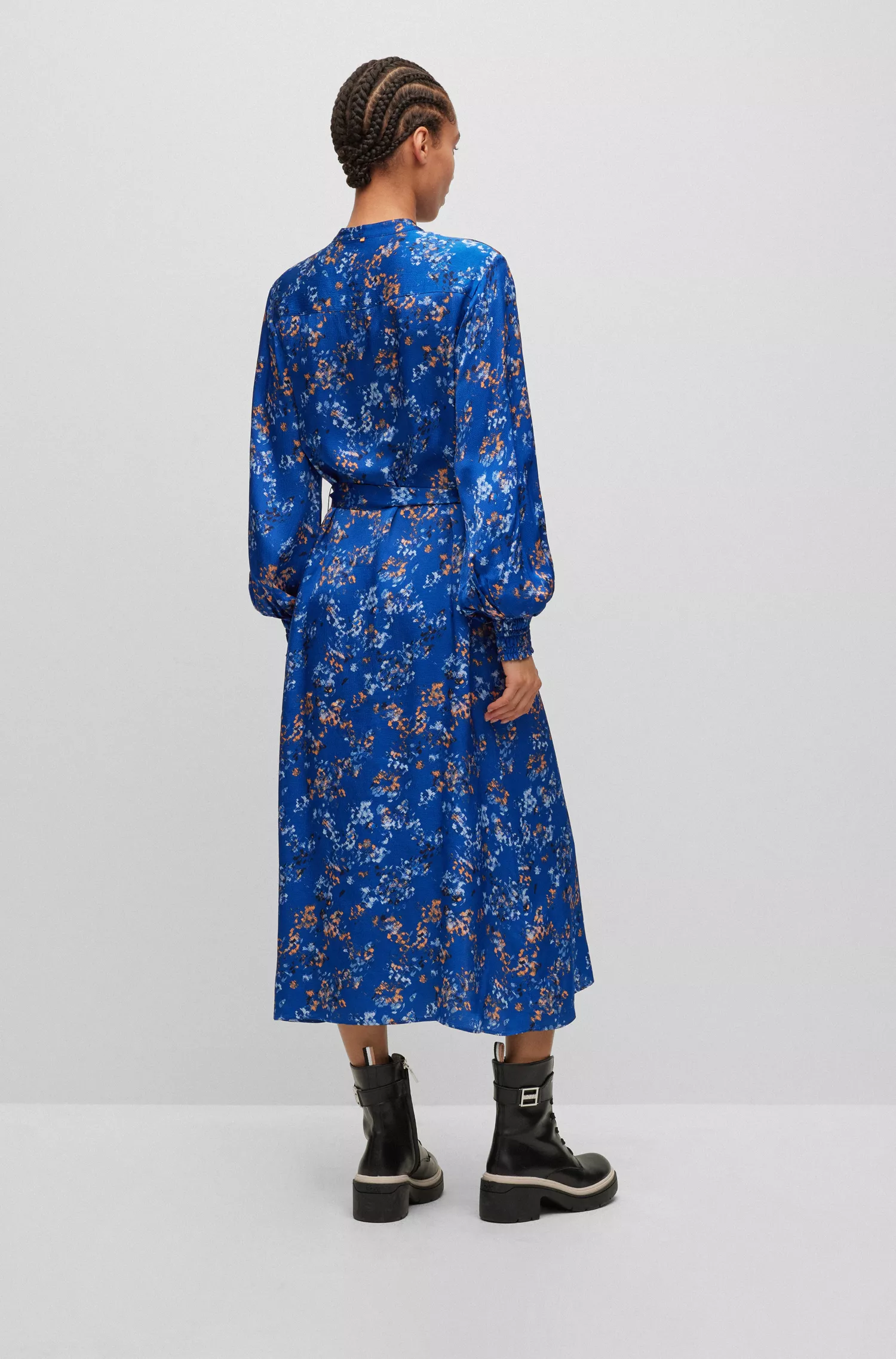 Vestido camisa preto BOSS com modelagem relaxada e estampa floral.