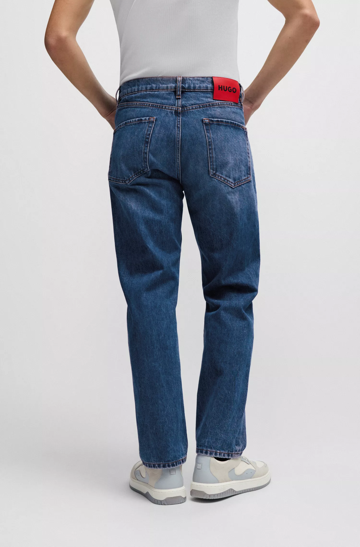Calça jeans HUGO vermelha, corte regular, em denim rígido azul.