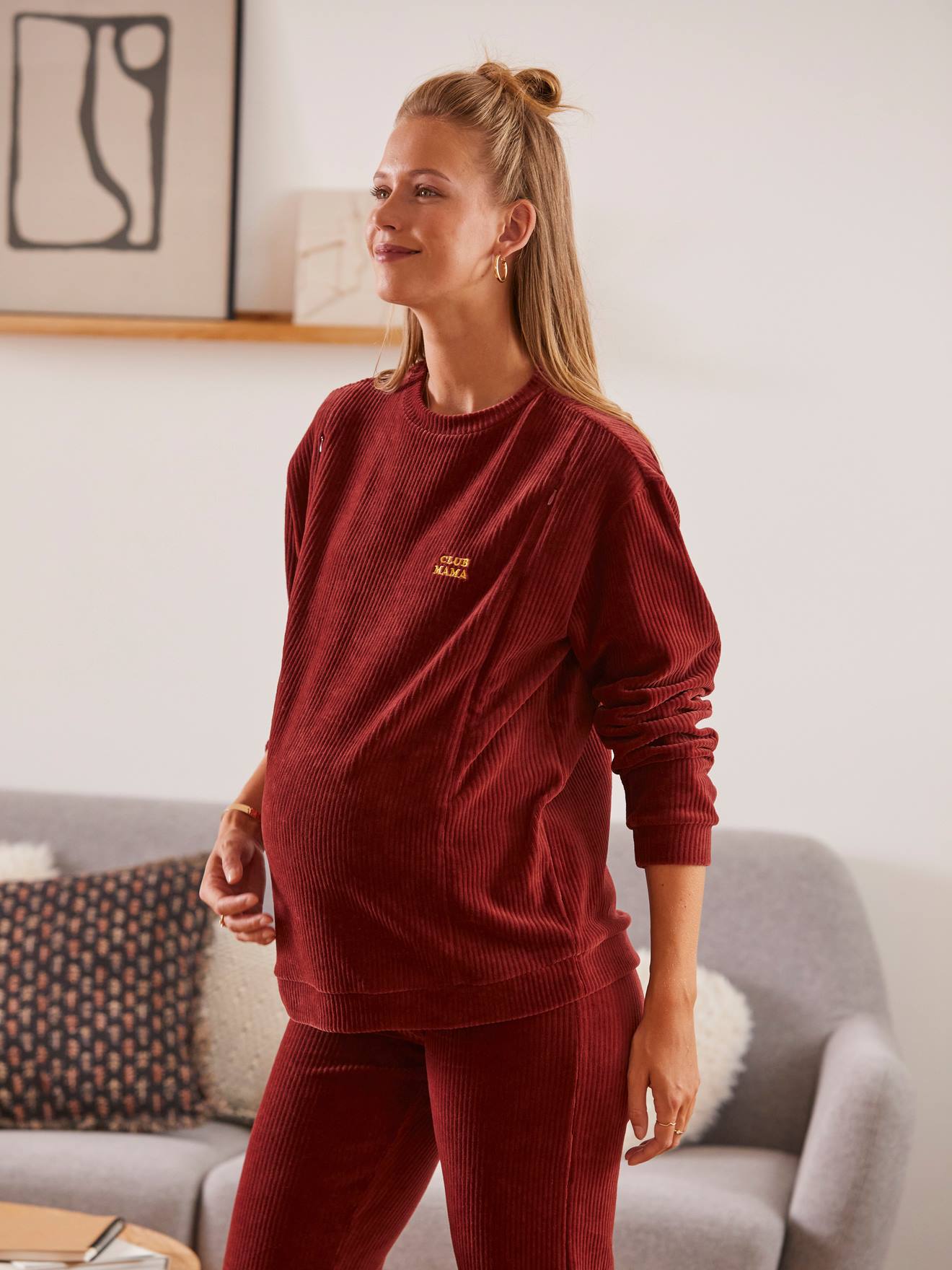 Blusa de moletom aveludada canelada para gestantes e lactantes, na cor vermelha lisa tamanho médio com estampas.