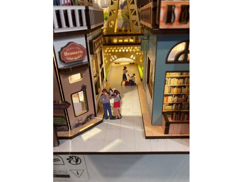 Revell Bausatz Tiny Adventures Paris Zauberhafte Miniaturwelt mit LED-Beleuchtung für Ihr Bücherregal