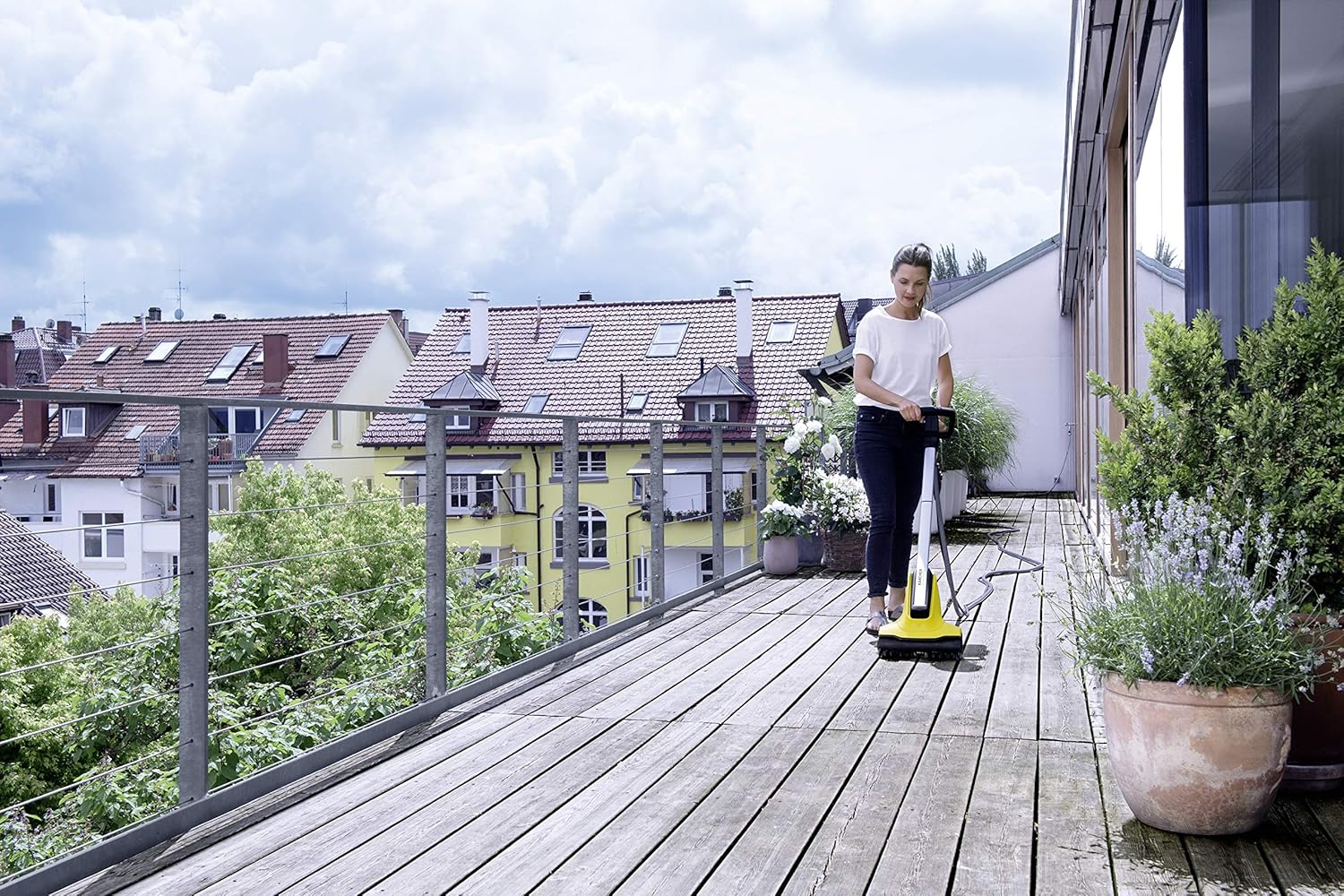 Kärcher Terrassenreiniger PCL, Druck: max. 10 bar, Wasserdurchfluss: max. 180 l/h, Arbeitsbreite: 300 mm, 2 Bürstenwalzen, Abstellkante, gelb