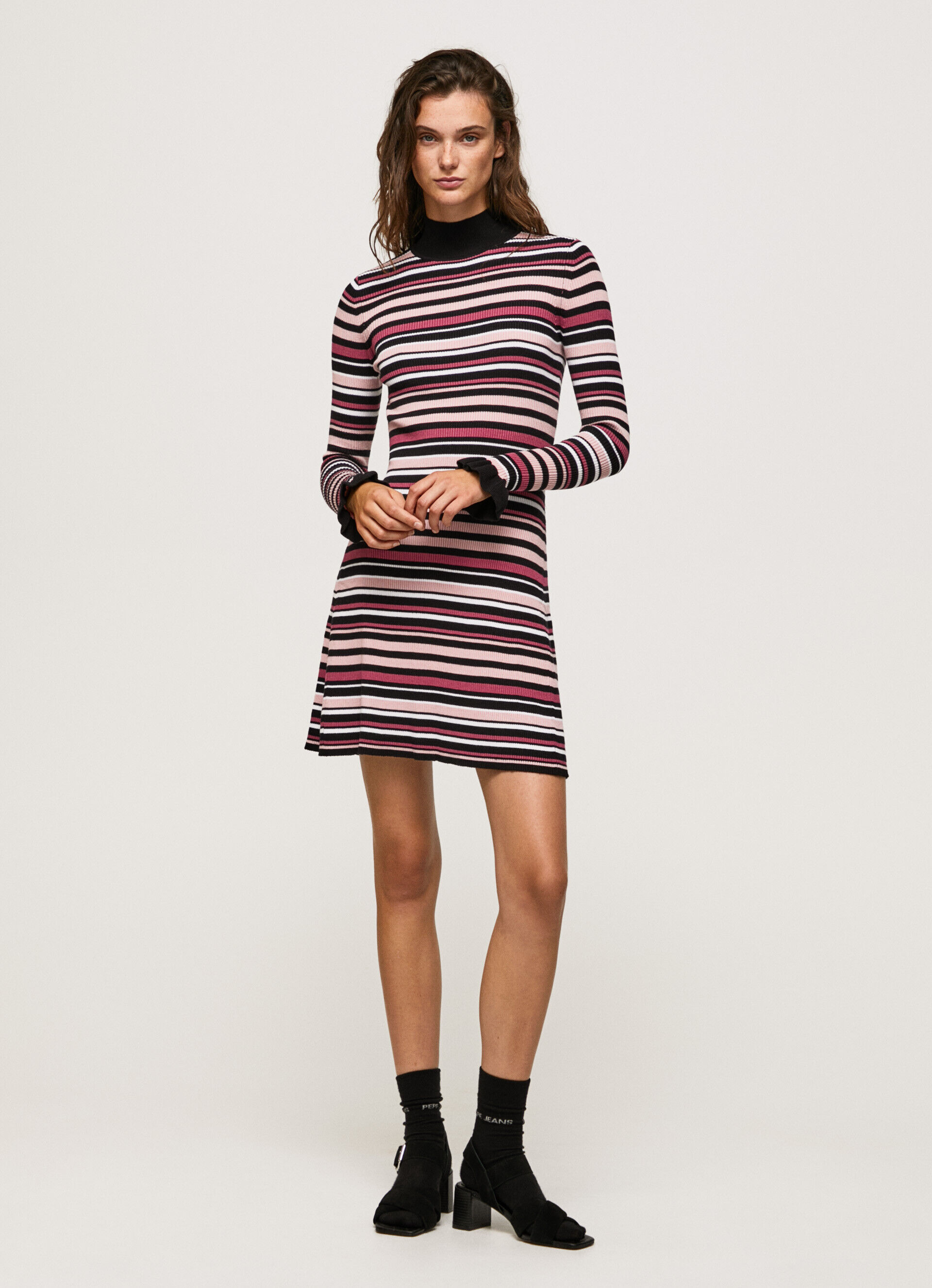 VESTIDO CURTO DE MALHA COM ESTAMPA LISTRADA - multicolorido