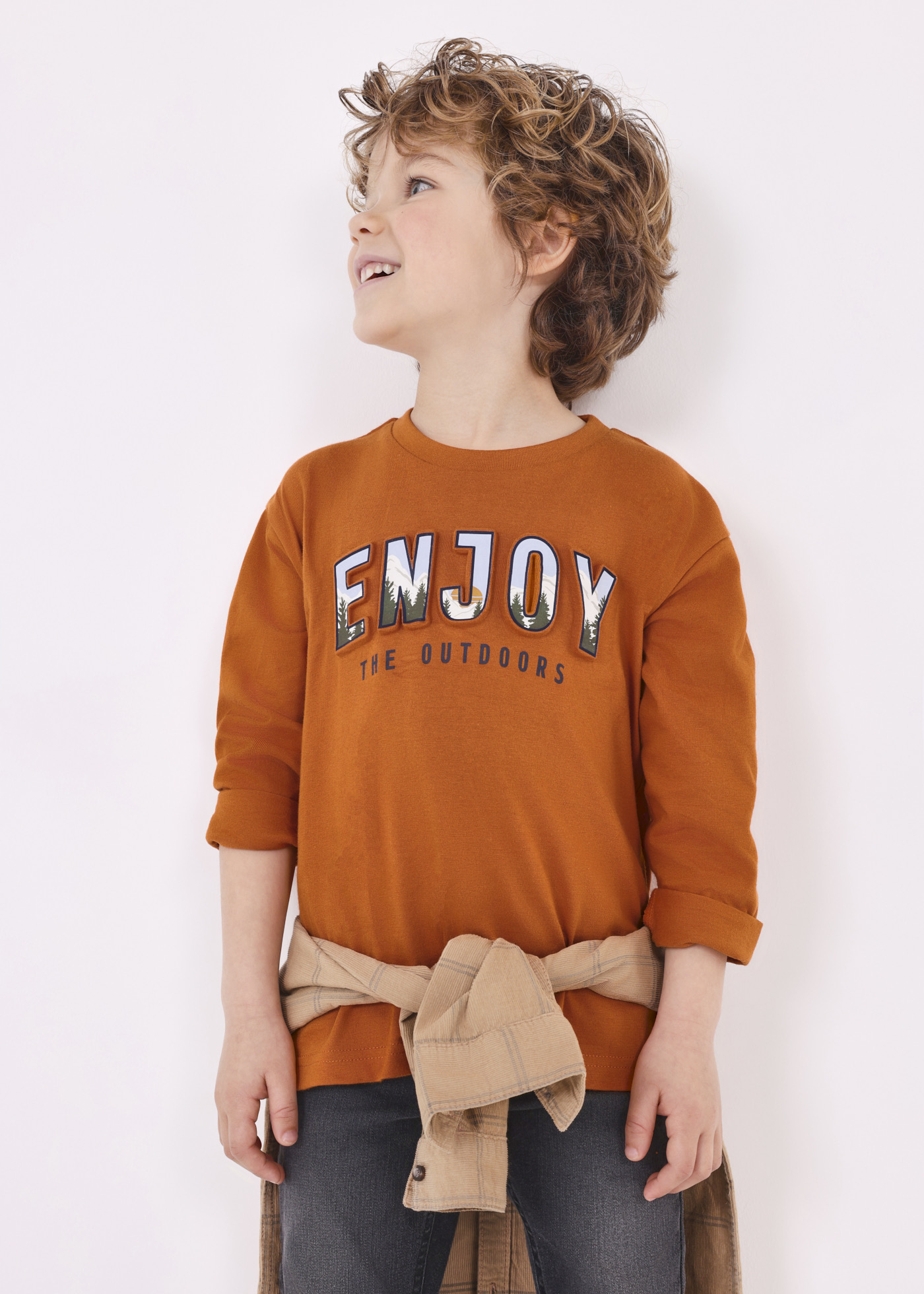 Camiseta Better Cotton com estampa em relevo para meninos