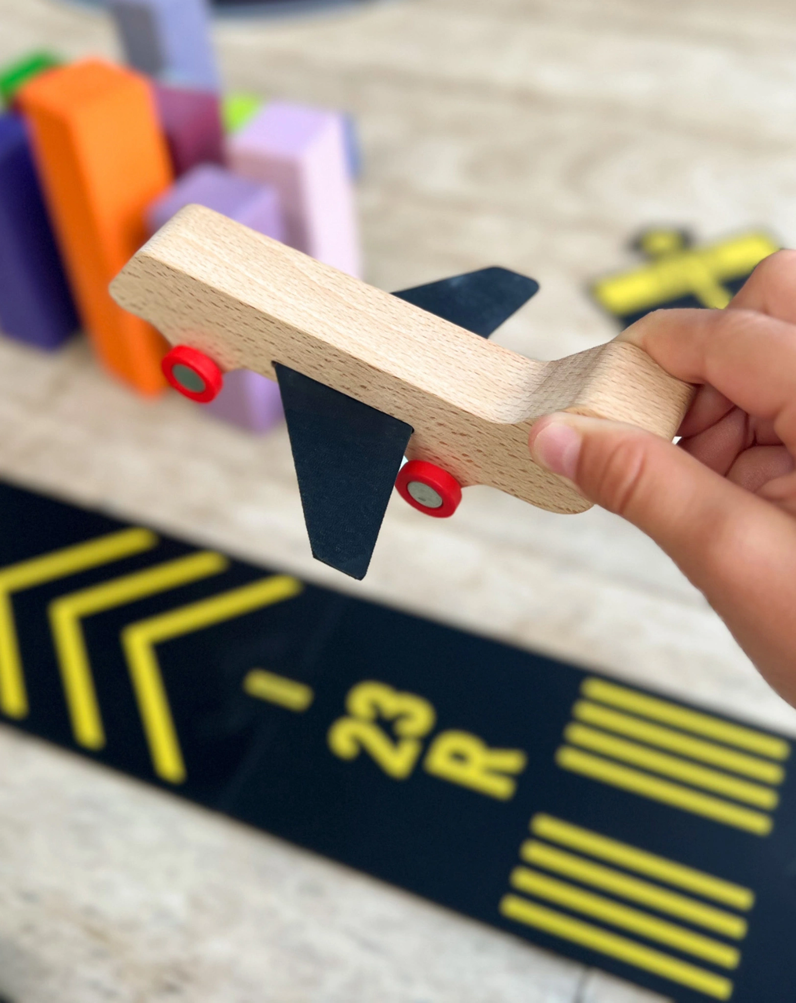 Spielstraßen-Set RUNWAY mit Flugzeug