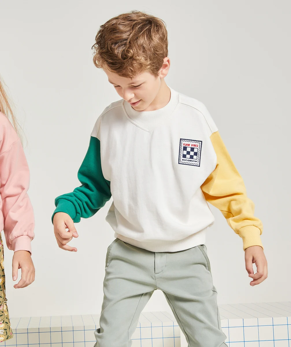 SWEAT GARÇON EN FIBRES RECYCLÉES COLORBLOCK ET PATCH BRODÉ