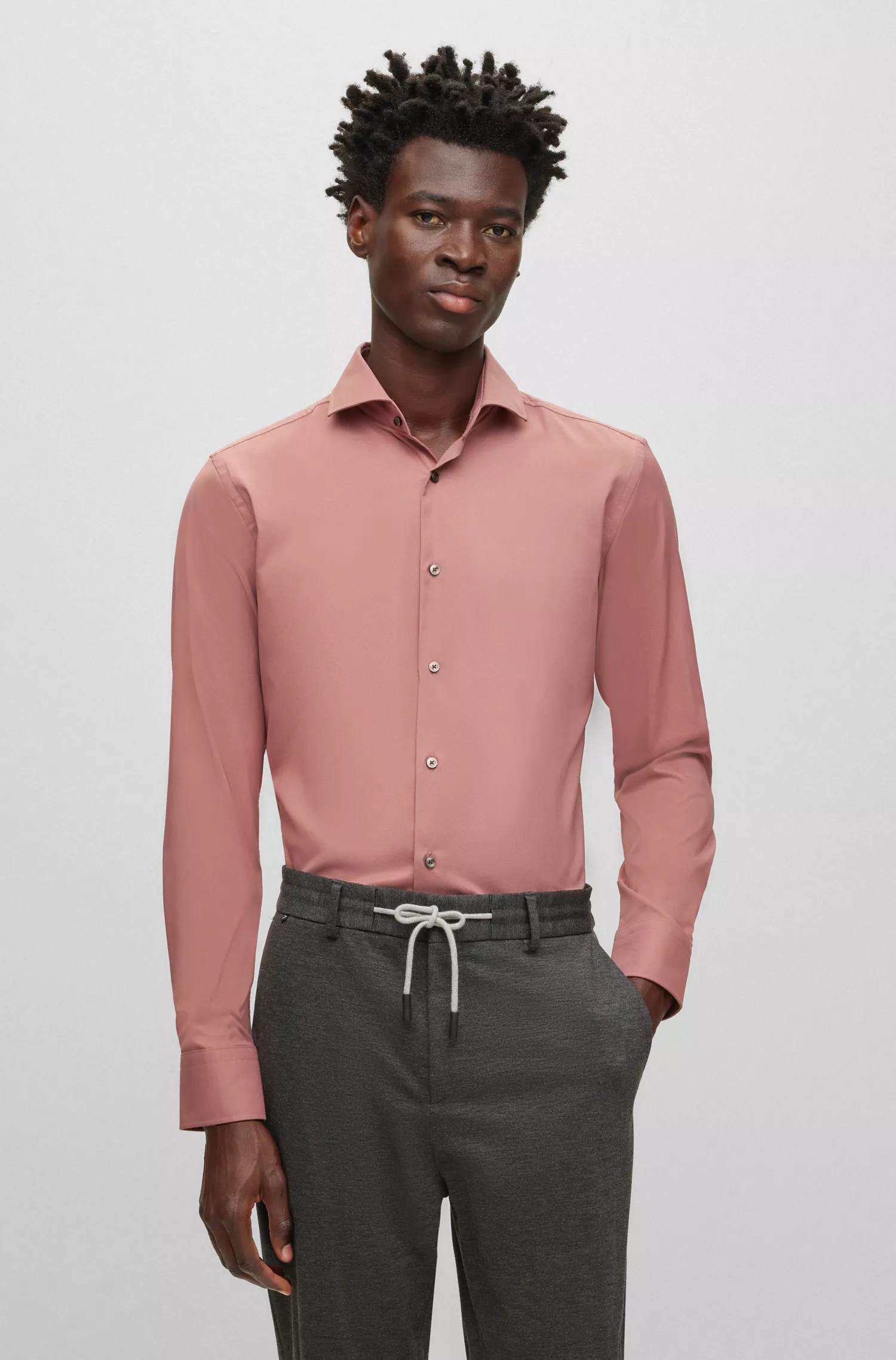 Camisa BOSS preta de corte slim em sarja elástica de alta performance.
