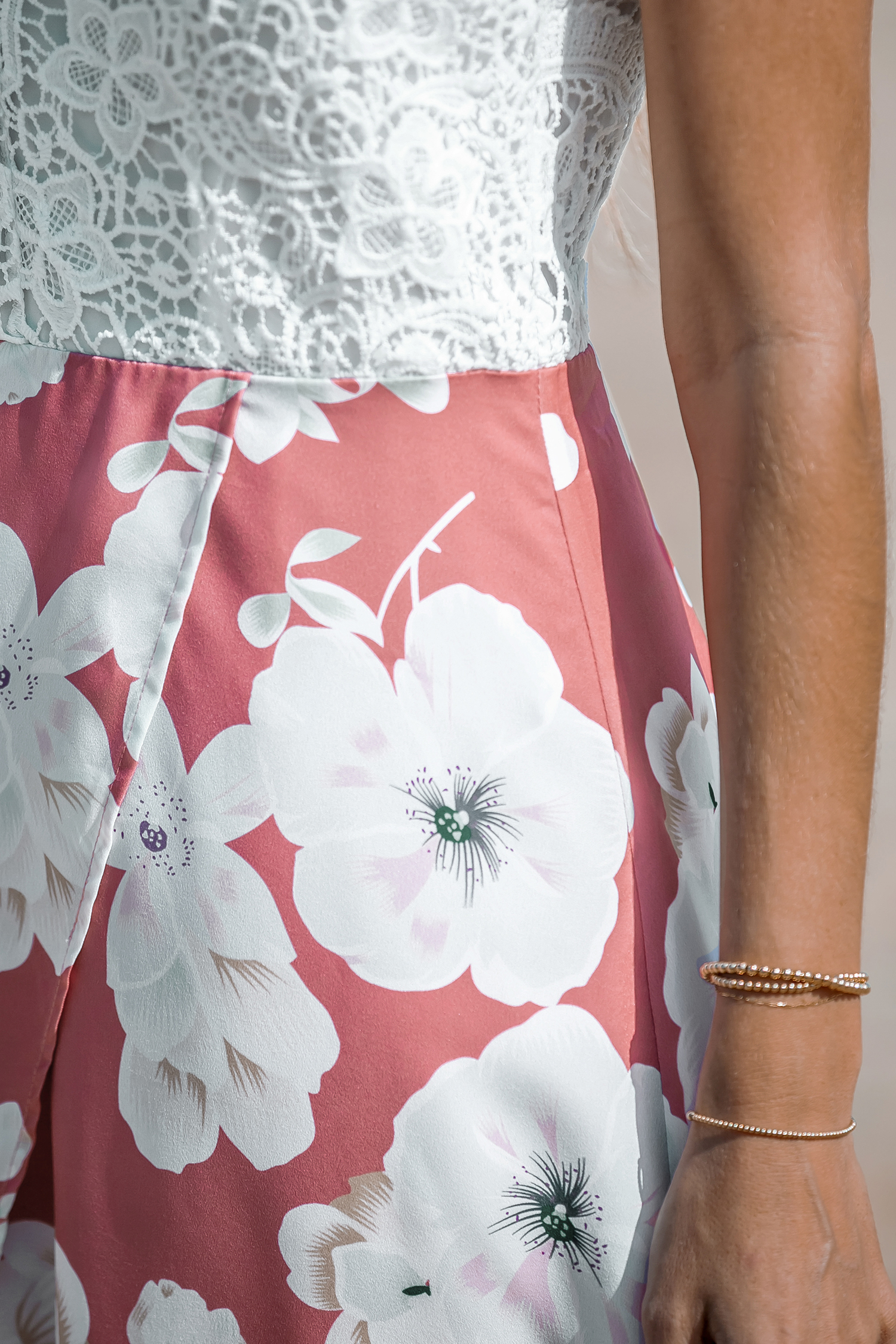 Robe midi asymétrique sans manches à fleurs et dentelle festonnée