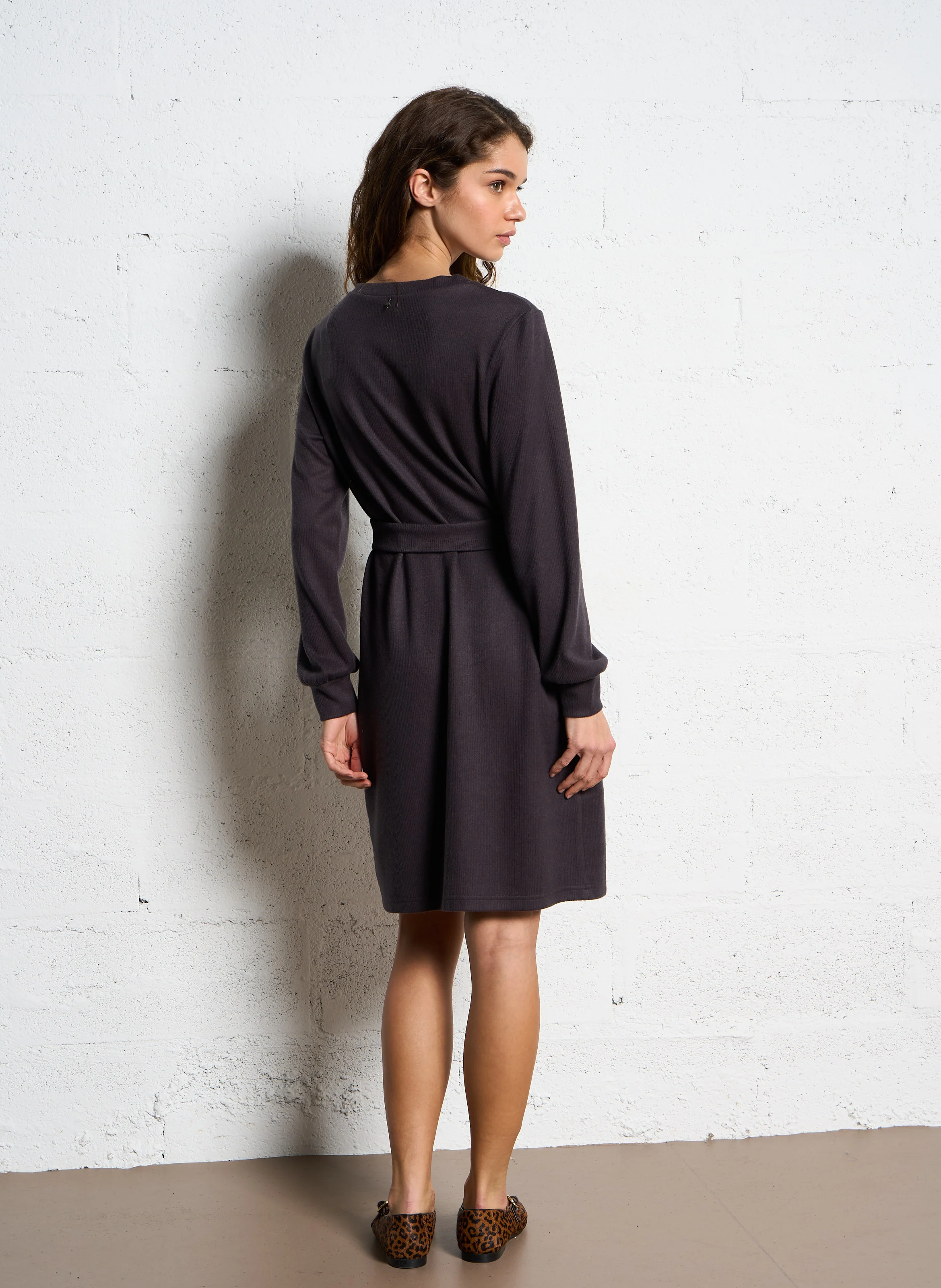 RAVENA - Robe courte ceinturée à manches longues | Gris