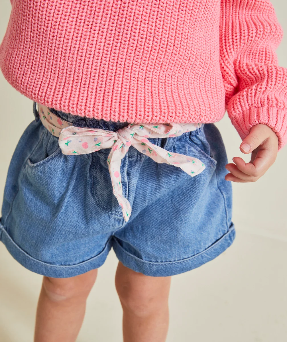 short bébé fille en denim bleu low impact avec ceinture rose fleurie