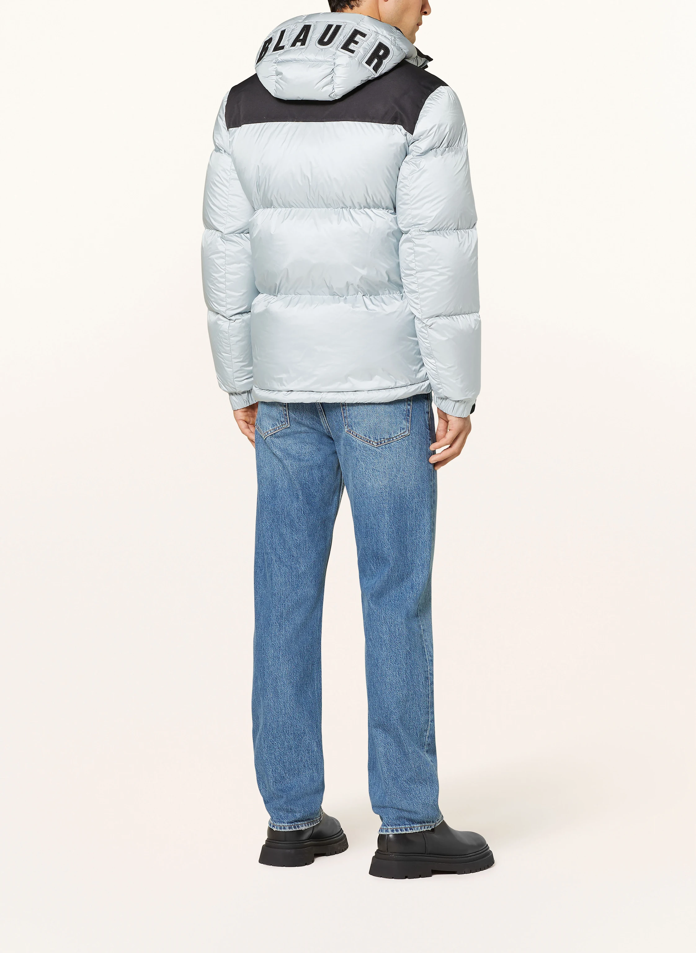 Blauer Daunenjacke