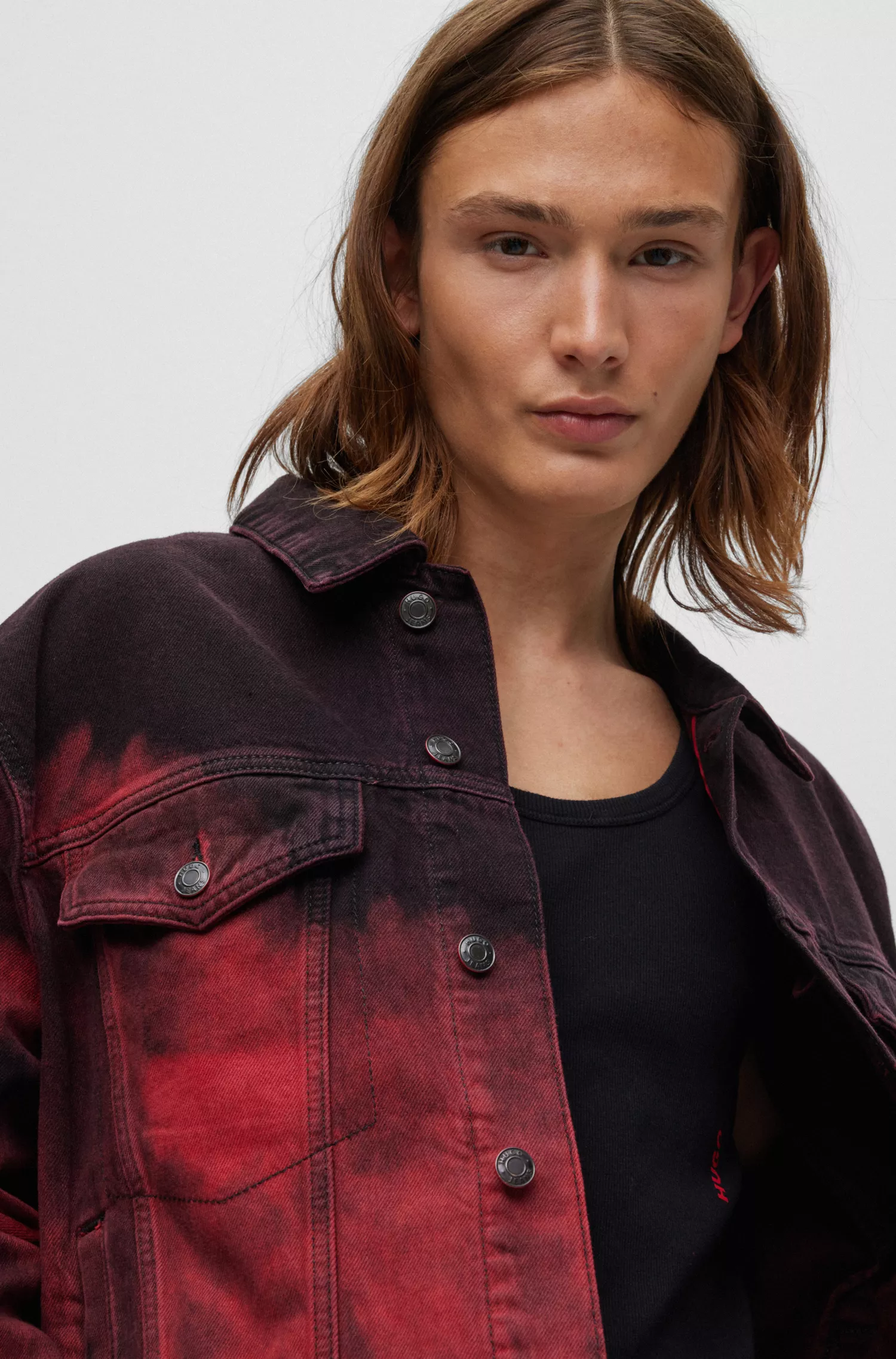 Jaqueta HUGO vermelha de modelagem relaxada em denim rígido tingido em degradê