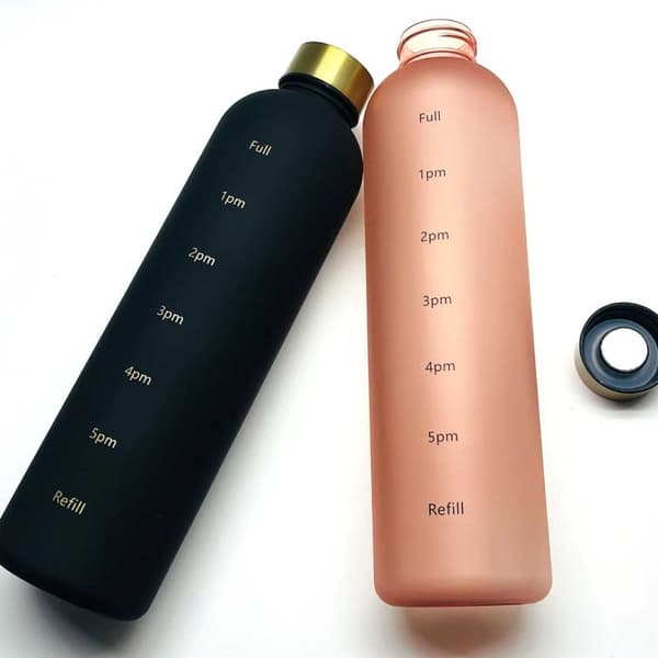 Minimalistisk motiverende vannflaske med tidsmarkør 1000ml svart