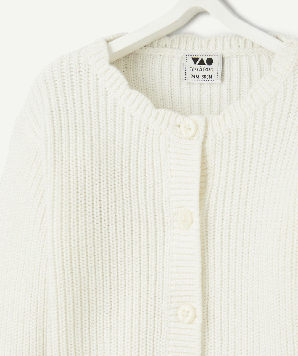CARDIGAN BÉBÉ FILLE EN MAILLE COTON BIO ÉCRU COL FESTONNÉ