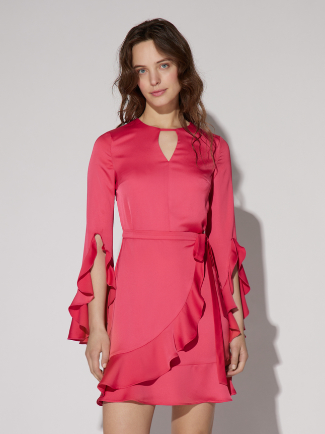 Robe courte cintrée à volants