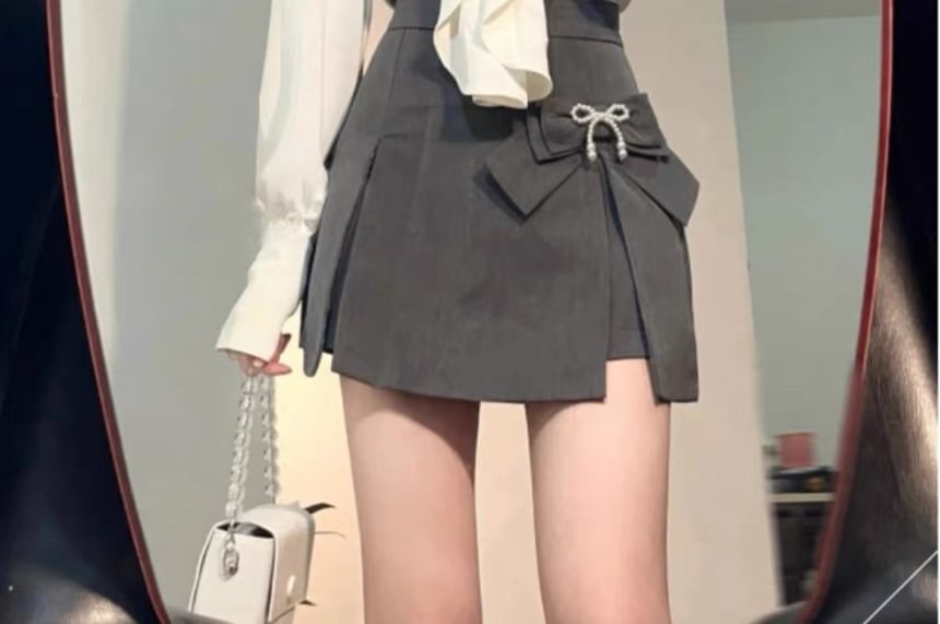 minaga - Blouse met lange mouwen, opstaande kraag, ruches en strik aan de voorkant / Mini-kokerrok met hoge taille en strikaccent en split / Set