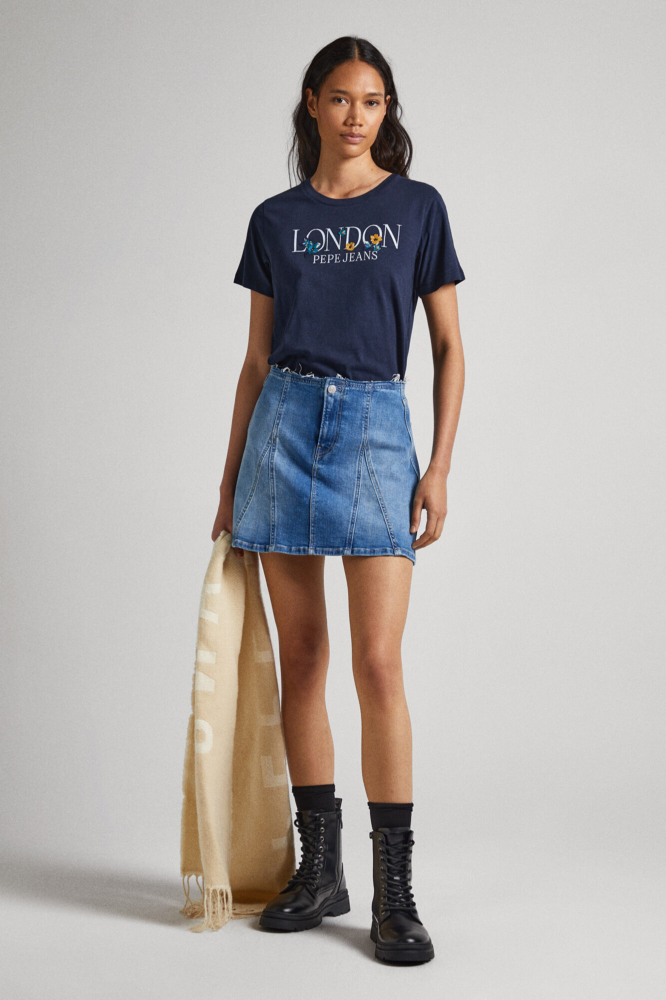 estampa de logotipo em camiseta