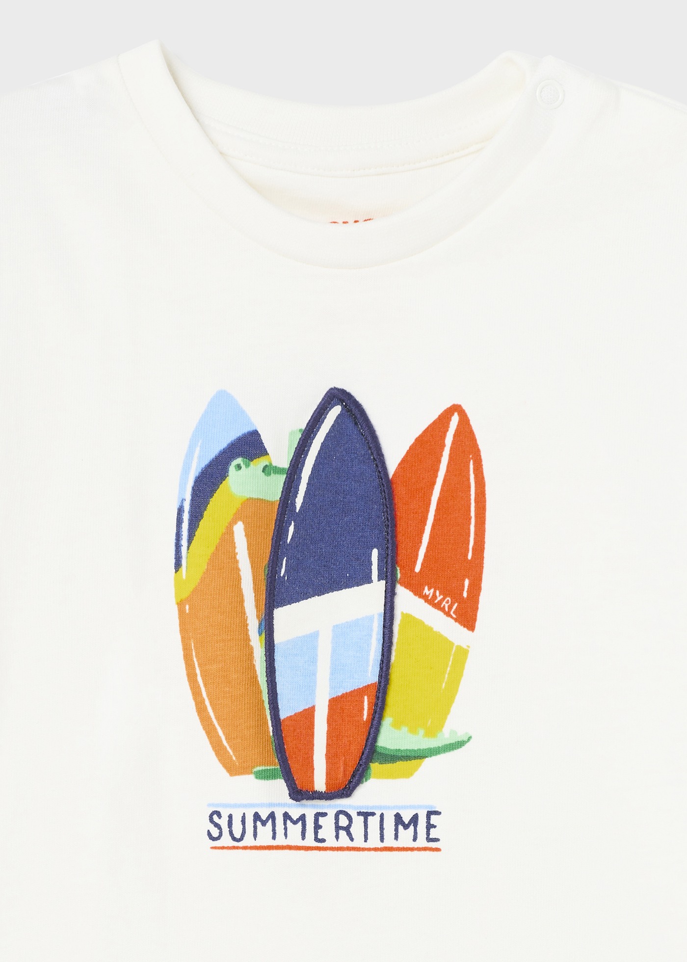Camiseta infantil com estampa interativa feita de algodão sustentável.