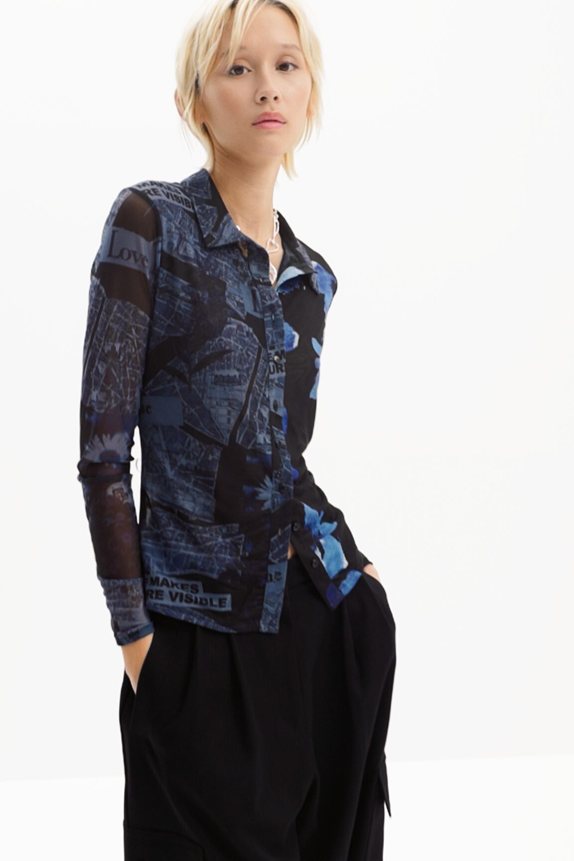 Camiseta de tule com apliques artísticos