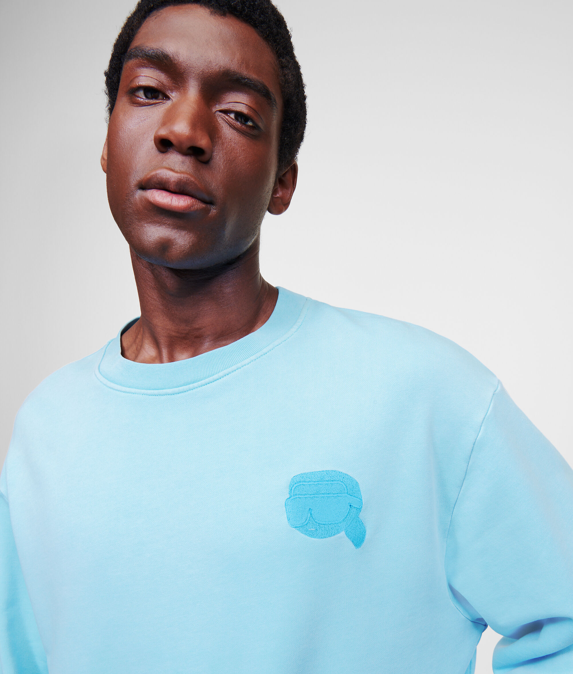 SWEAT-SHIRT TON SUR TON AVEC ÉCUSSON KARL IKONIK