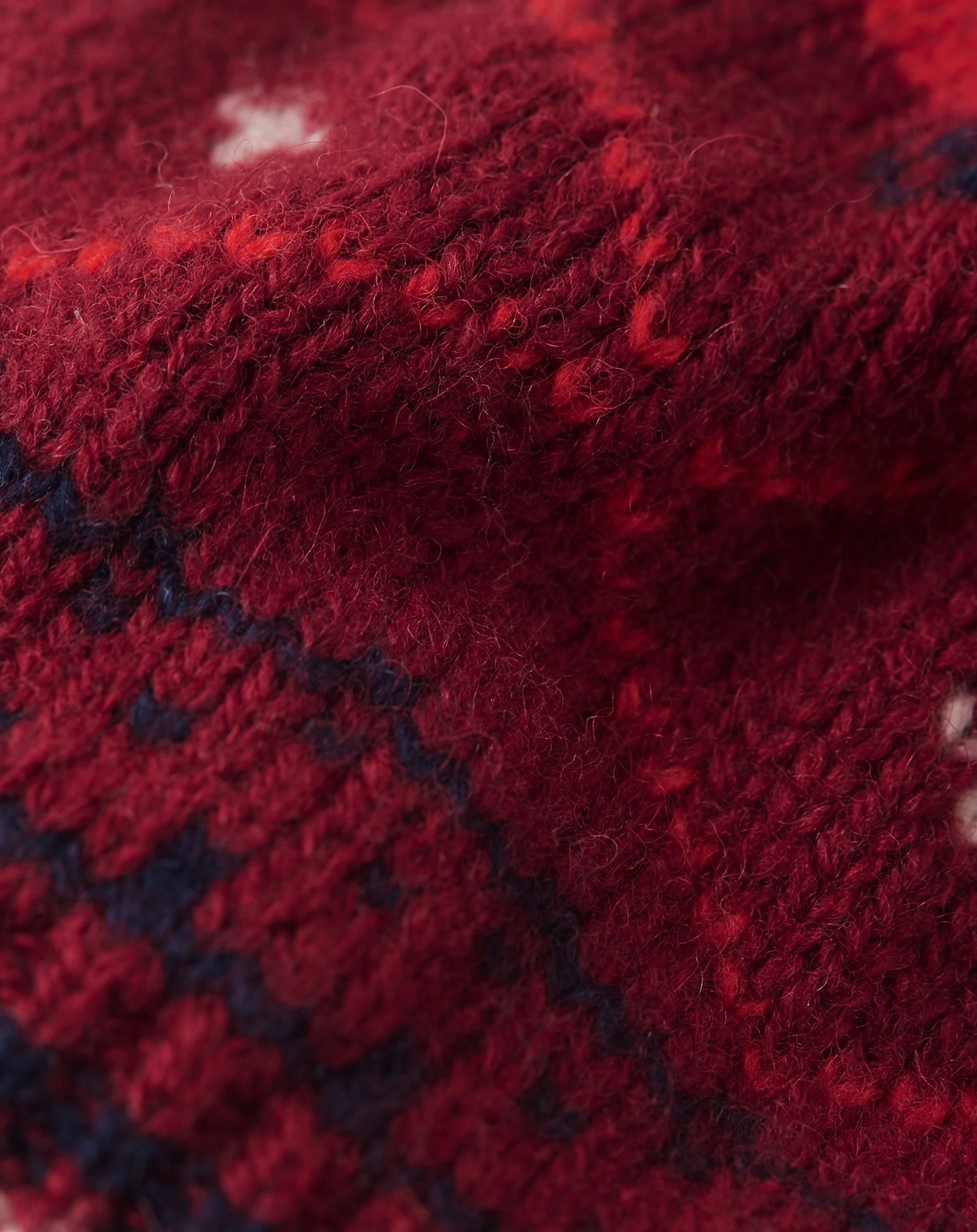 Woll-Strickmütze POHJOINEN mit Bommel in jam red