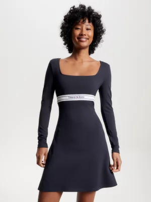 Vestido curto de manga comprida com modelagem evasê