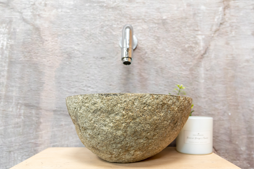 Saniclear Seba fonteinset met eiken plank, rivierstenen waskom en chromen kraan voor in het toilet