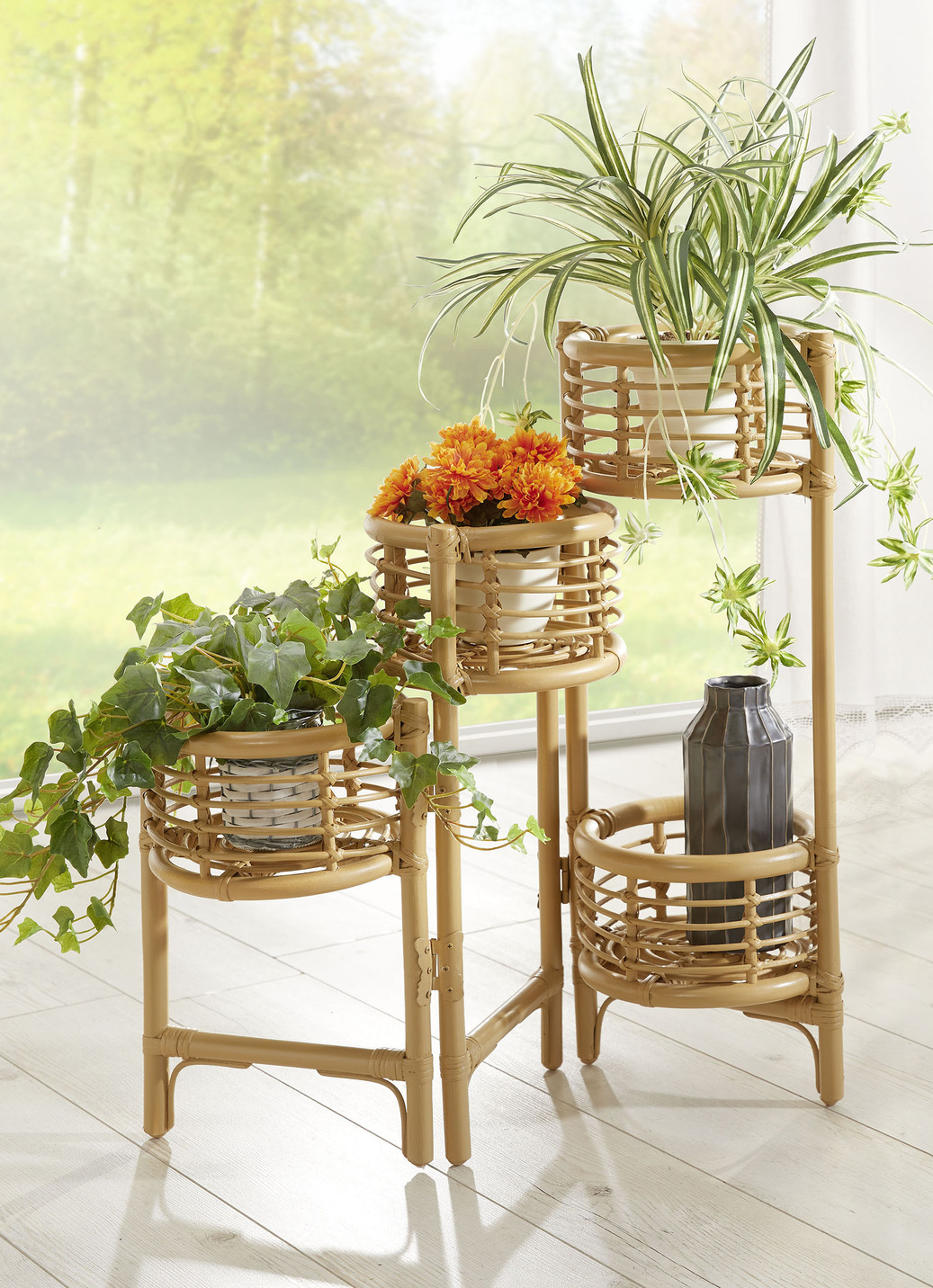 Blumenständer aus Rattangeflecht