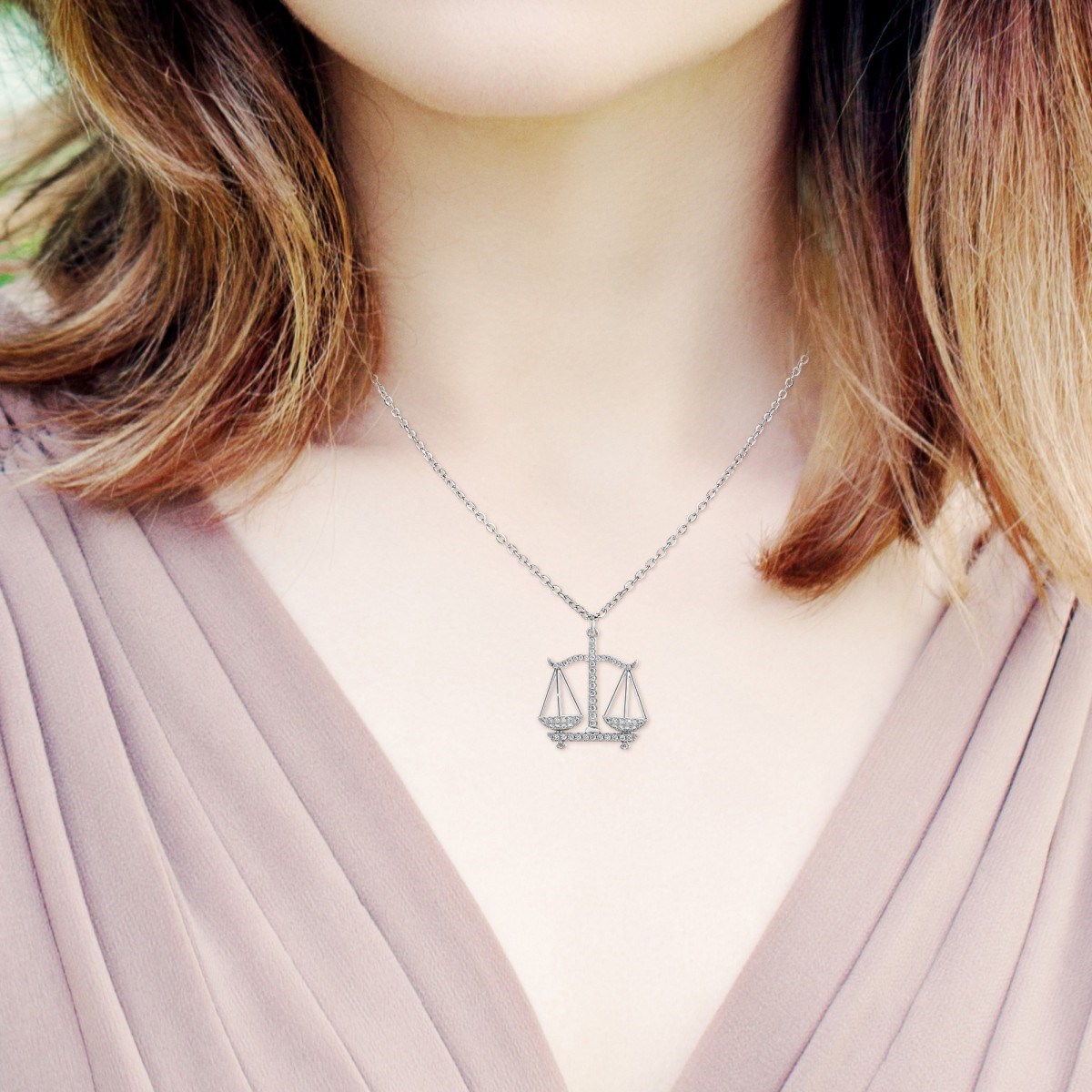 Collier signe astrologique balance orné de Cristaux scintillants SC Crystal en Métal rhodié
