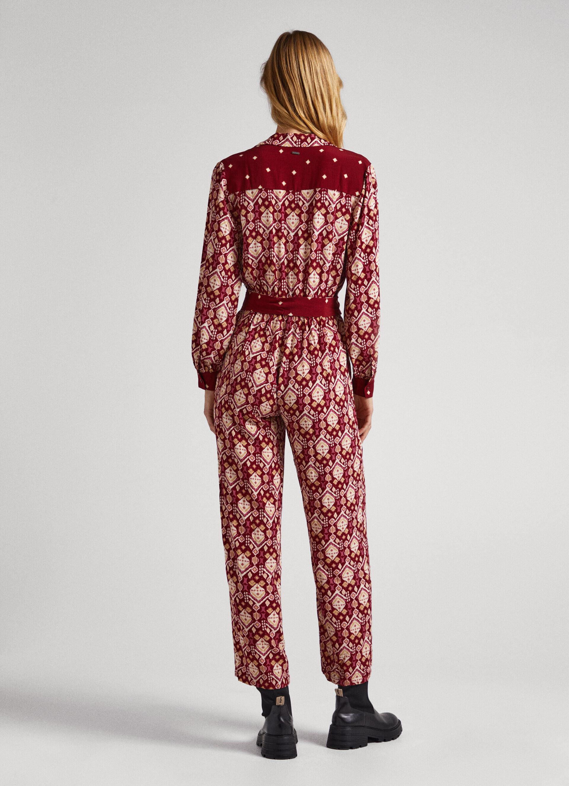 MACACÃO ESTAMPADO COM ORNAMENTAIS - multicolorido