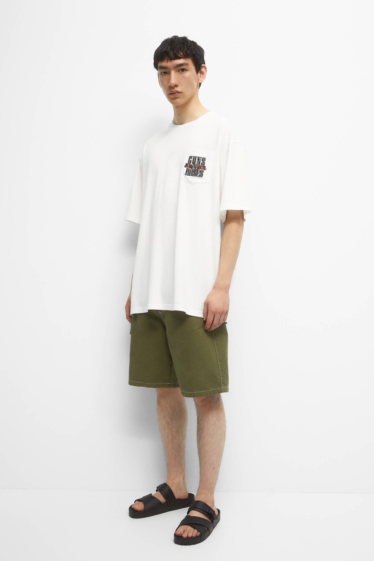 Camiseta Guns N' Roses com bolso bordado - Off White