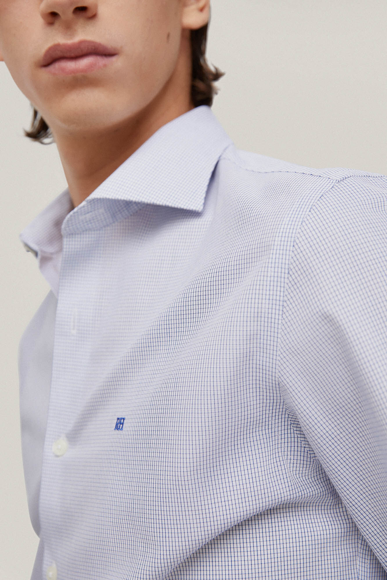 Camisa social xadrez azul, que não precisa passar e é resistente a manchas.