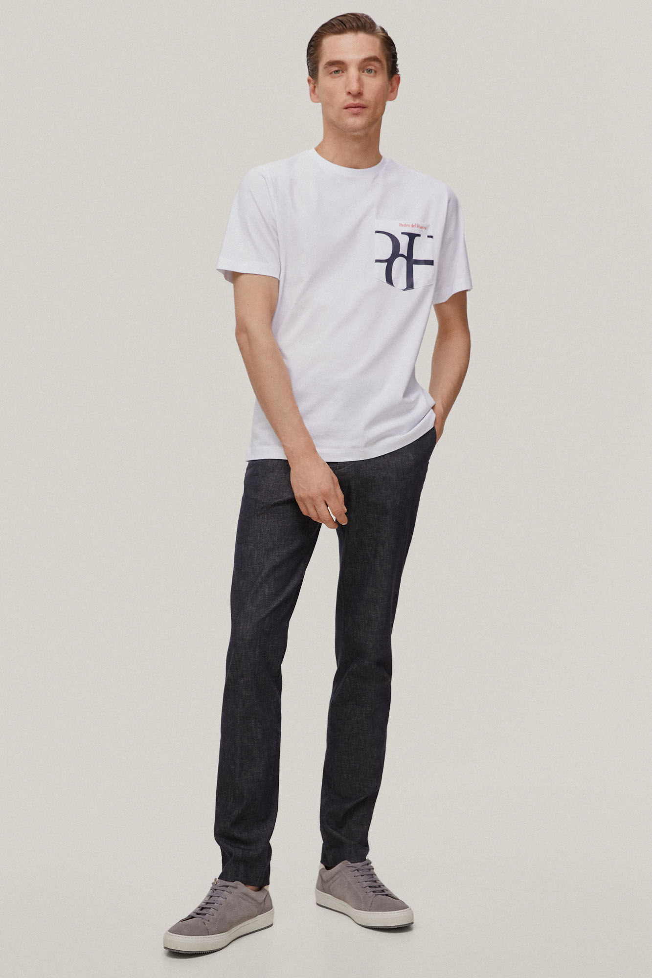 Camiseta com bolso e logo - Branca