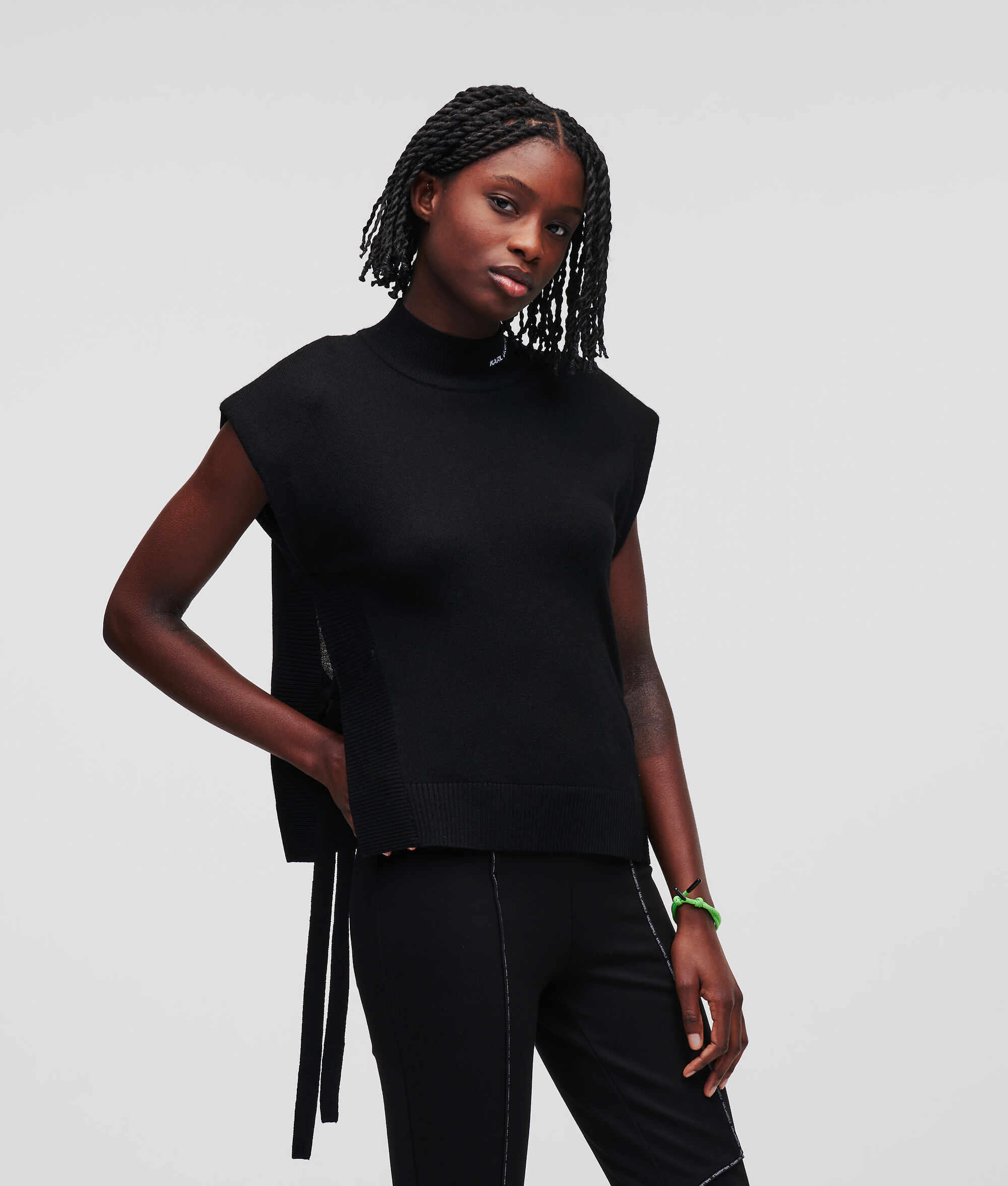 HAUT EN TRICOT AVEC ÉPAULES STRUCTURÉES
