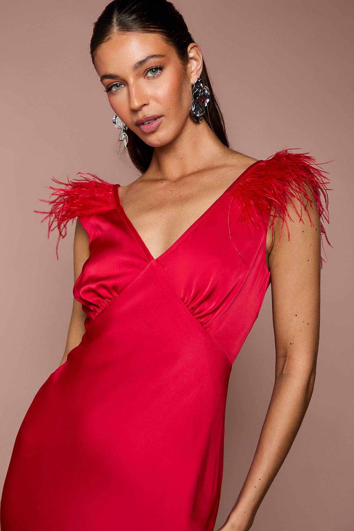 Coast Robe Longue En Satin Col V Avec Détail D'épaules À Plumes