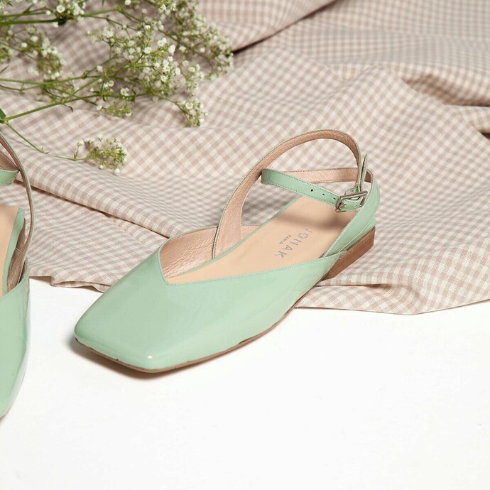 Ballerines ouvertes à brides  en cuir vernis lagon