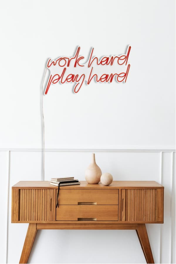 Dekorativ Plast Led-belysning Work Hard Play Hard - Rød