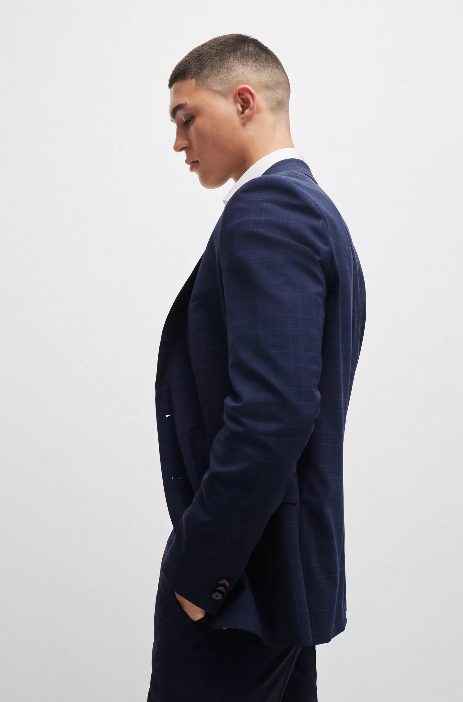 Terno xadrez HUGO vermelho, corte extra slim, em tecido elástico de alta performance.