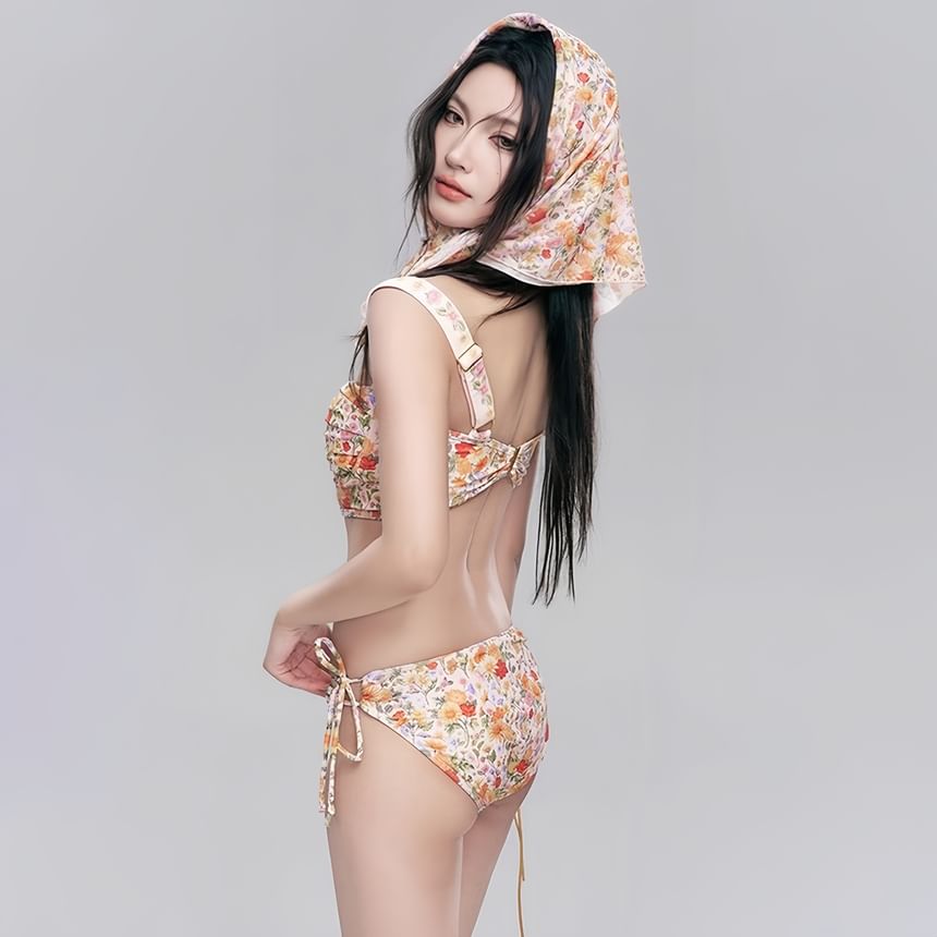 Sancus - Set: Bikini met trekkoord en bloemenprint + omslagrok