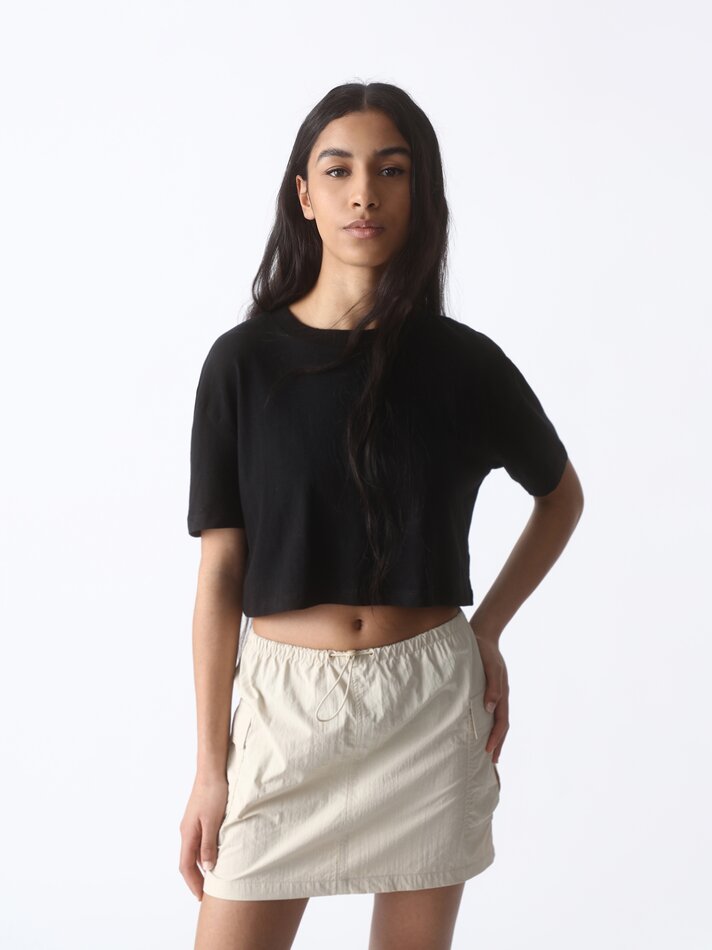Camiseta cropped de manga curta - Preta