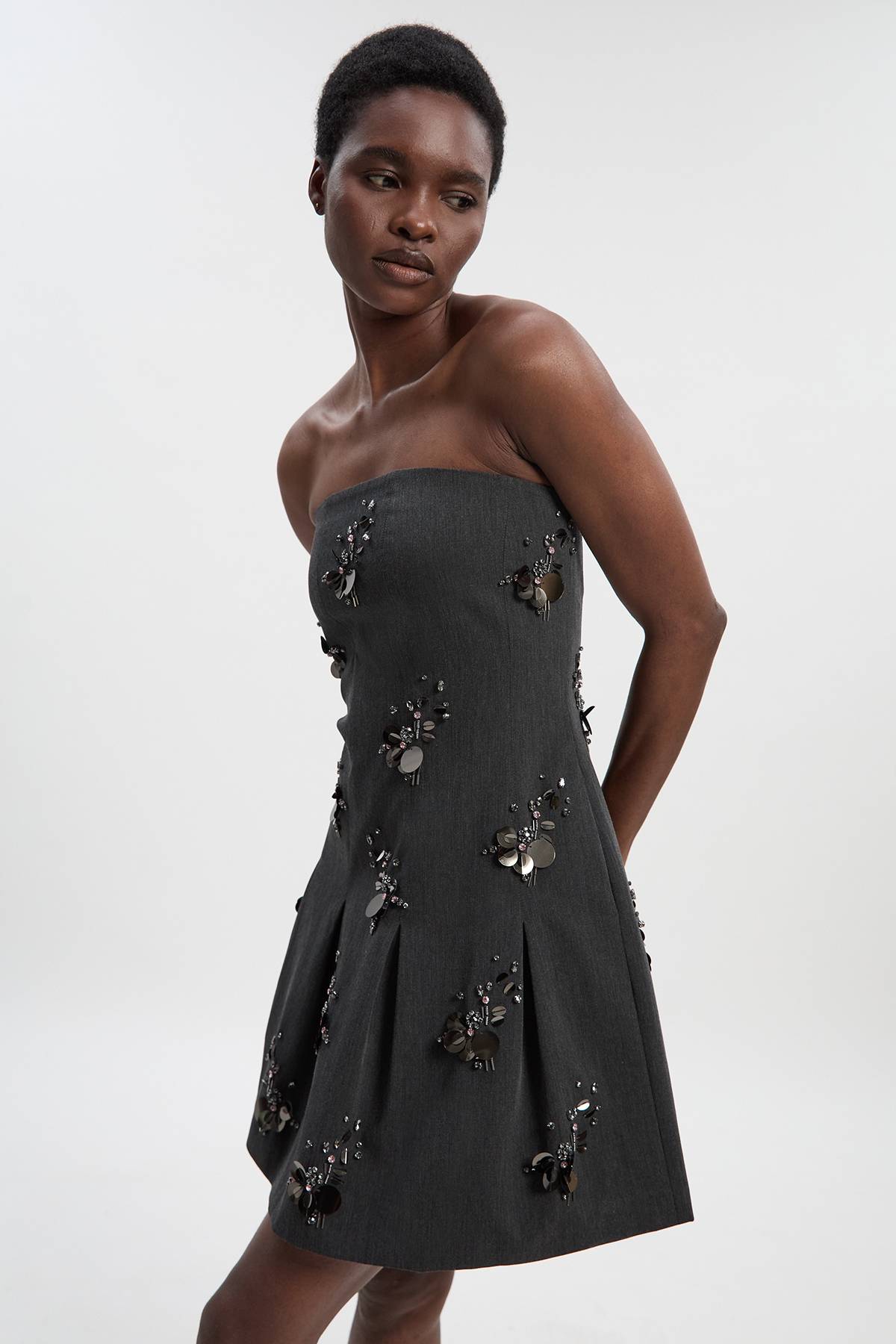 KarenMillen Robe Mini Bandeau Ajustée Ornée de Sequins et Cristaux en Grappes