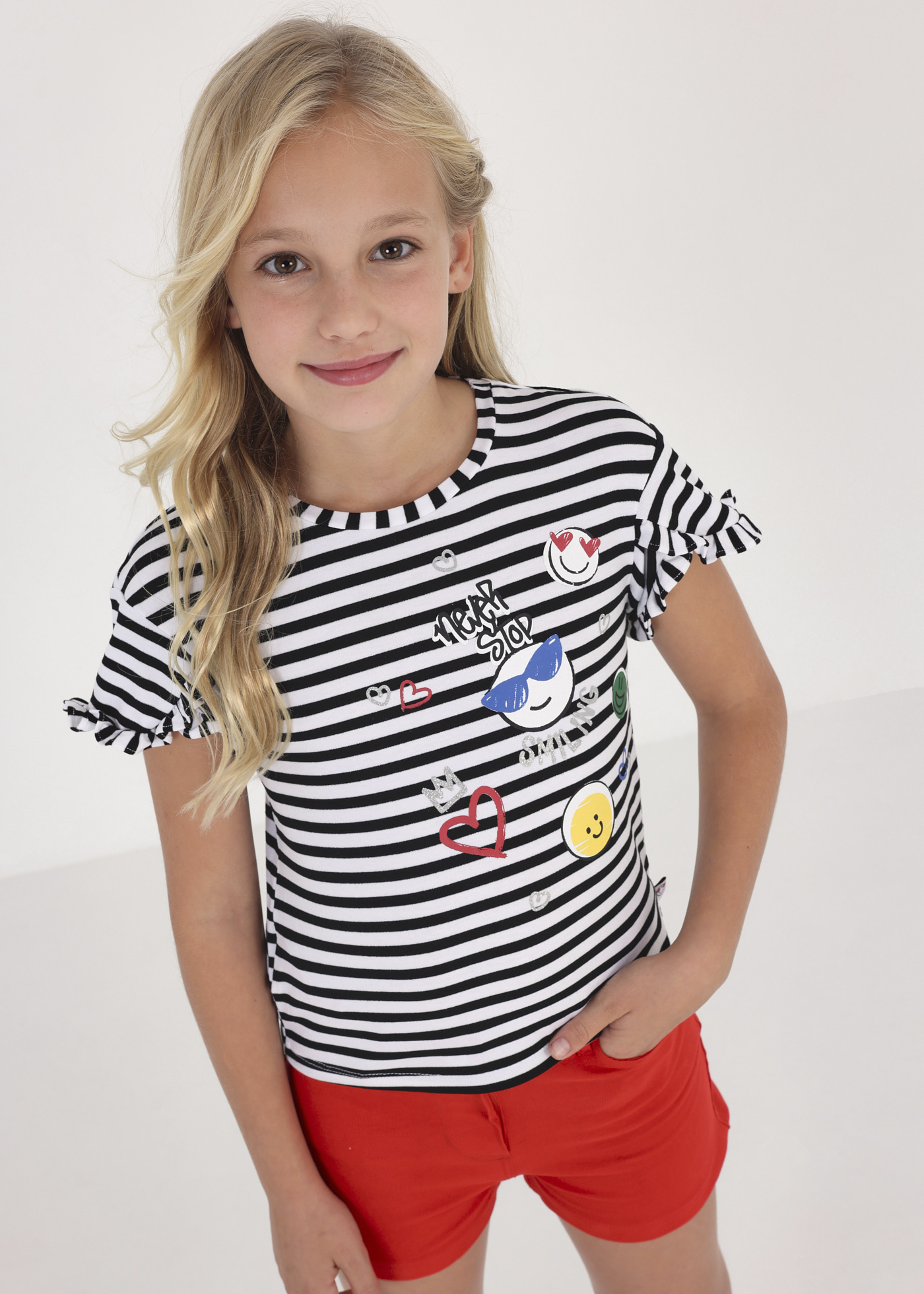 Camiseta listrada de manga curta para meninas com estampa.