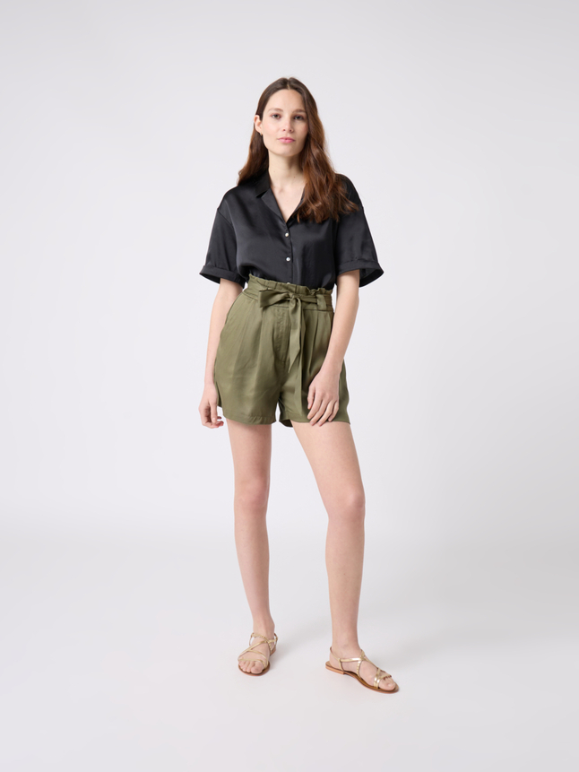 Chemise satinée manches courtes