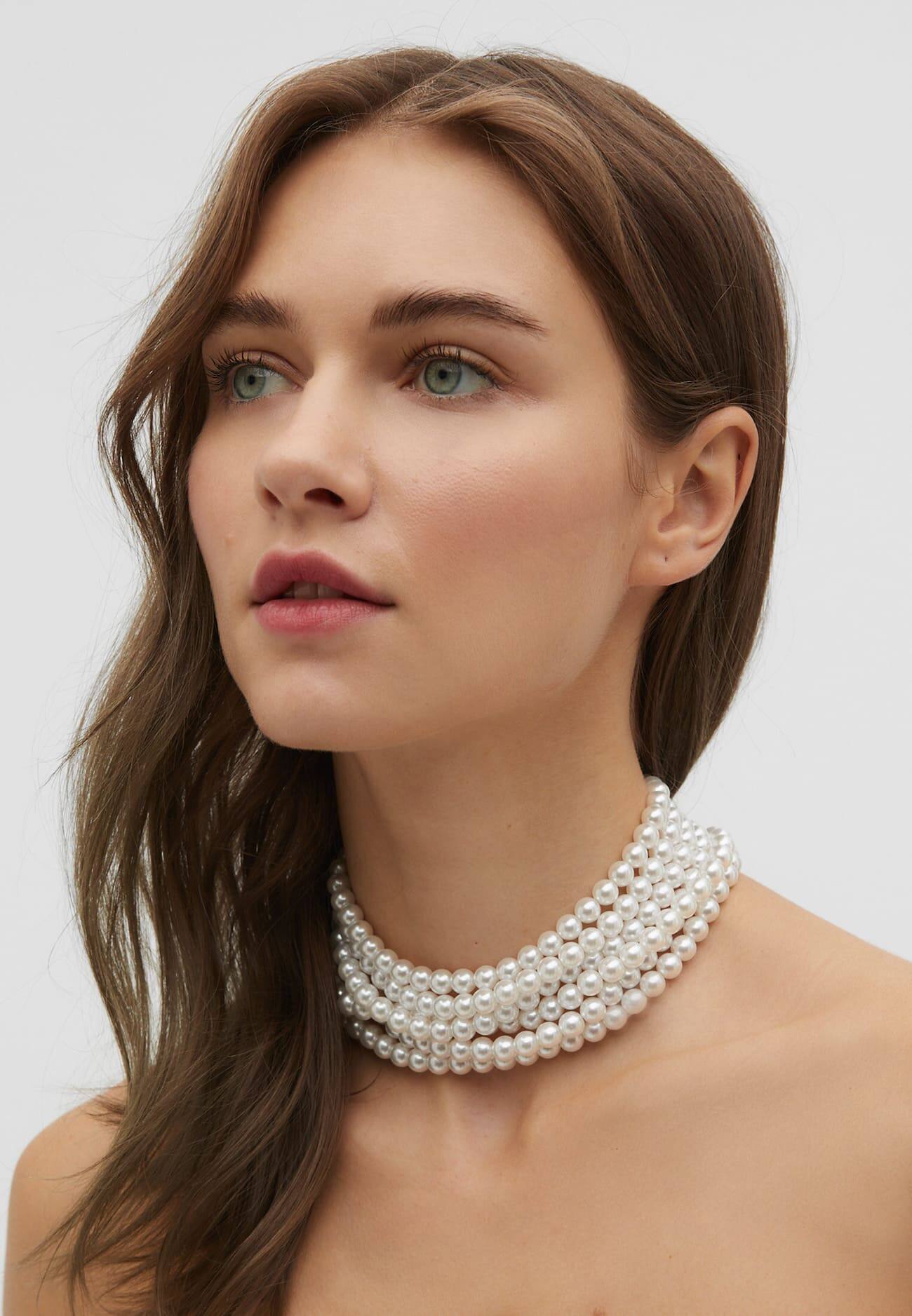 Gargantilha de strass com várias voltas