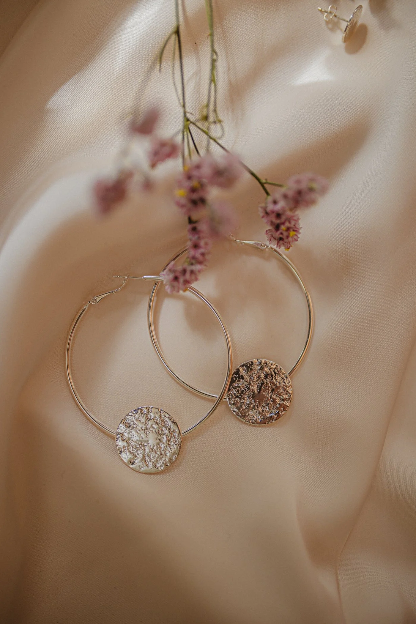HESTIA - Boucles d'oreilles créoles ronds martelés doré à l'or fin | Argent