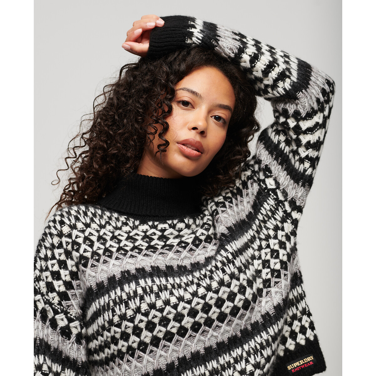SUPERDRY<br>Suéter cropped com gola alta e estampas gráficas