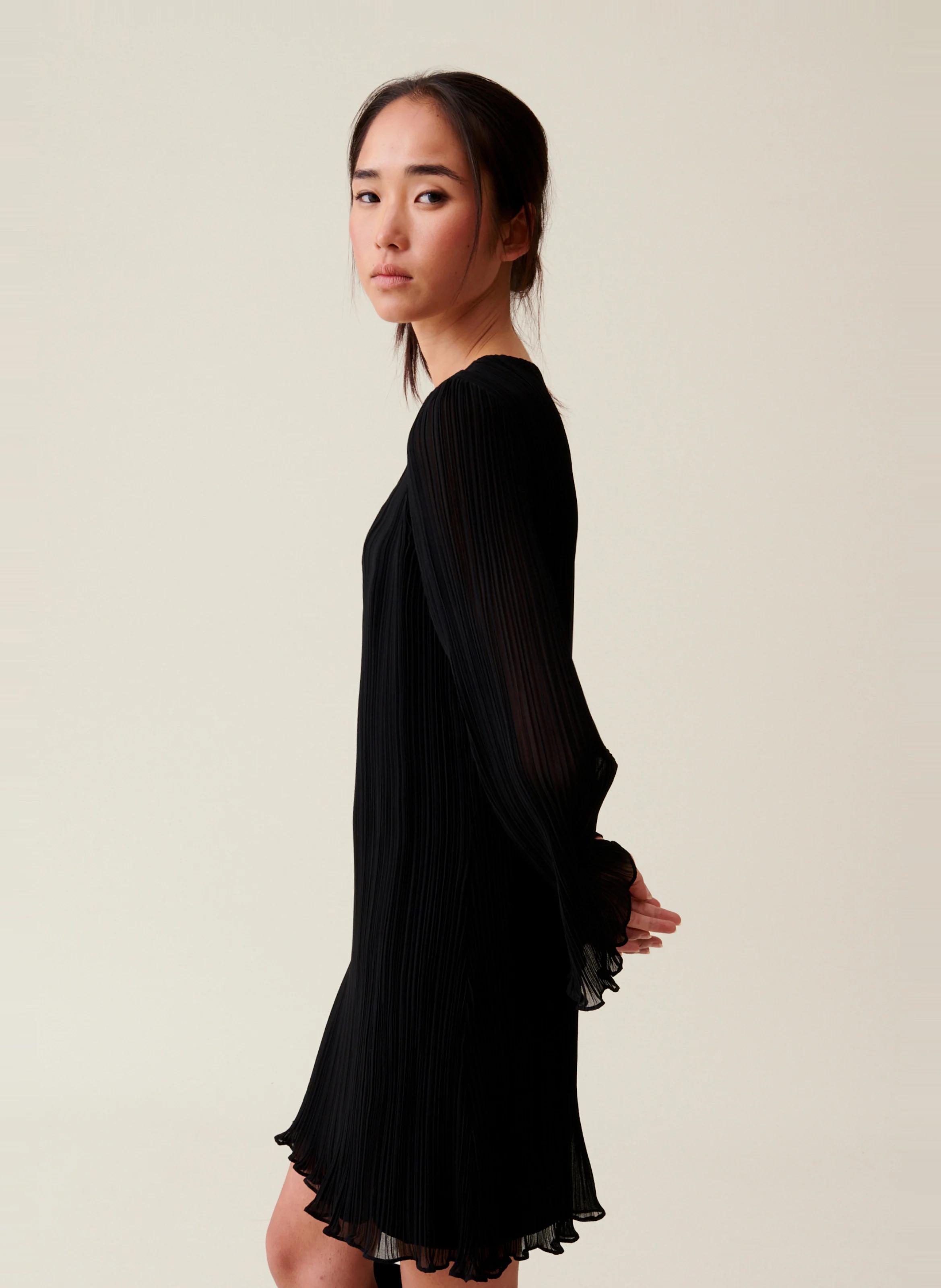 Robe courte col rond plissée | Noir
