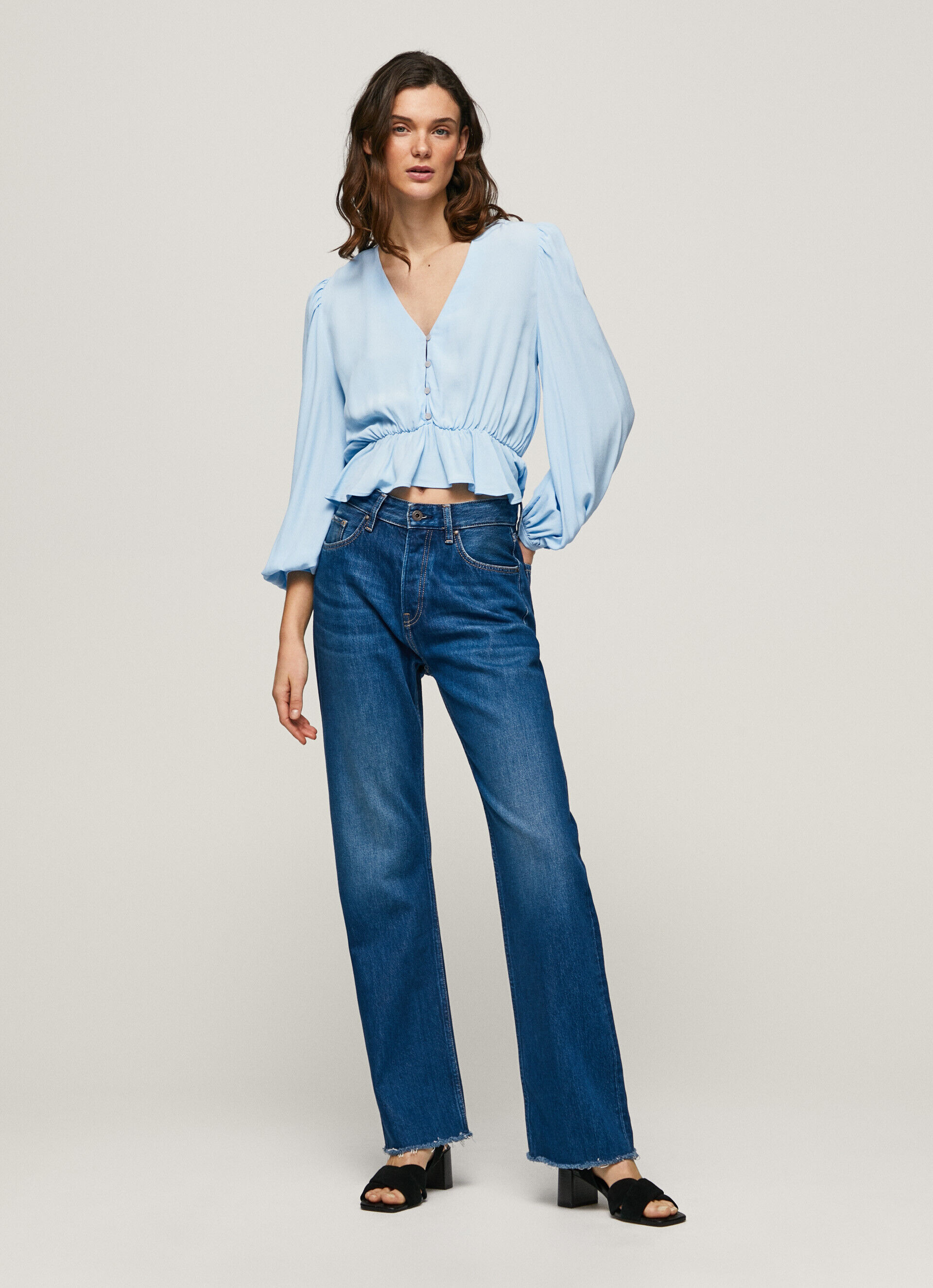 Blusa cropped com decote em V - azul-marinho