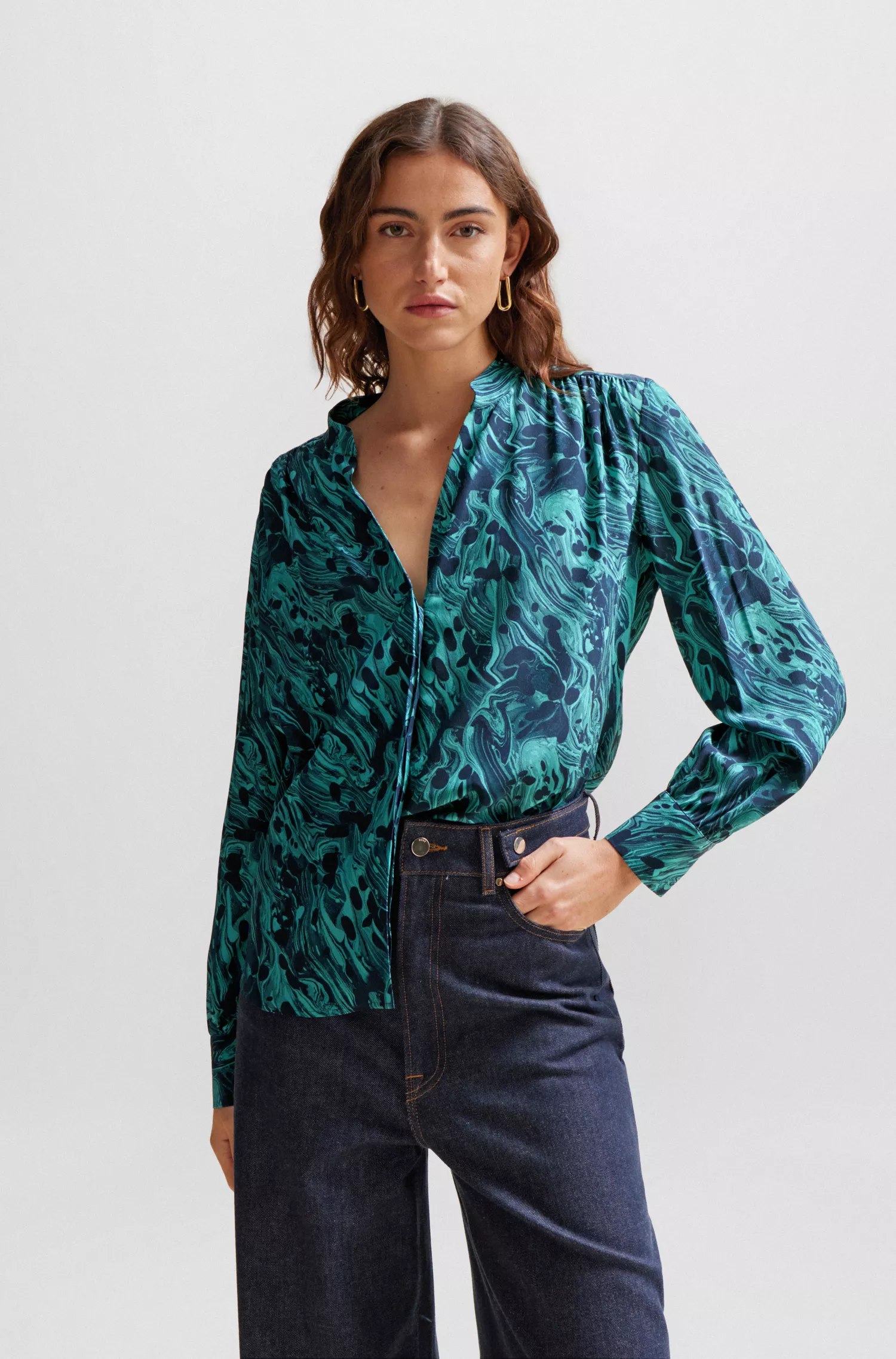 Blusa BOSS preta de corte regular em seda com estampa digital.